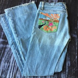 Distressed jeans with embroidered pocket